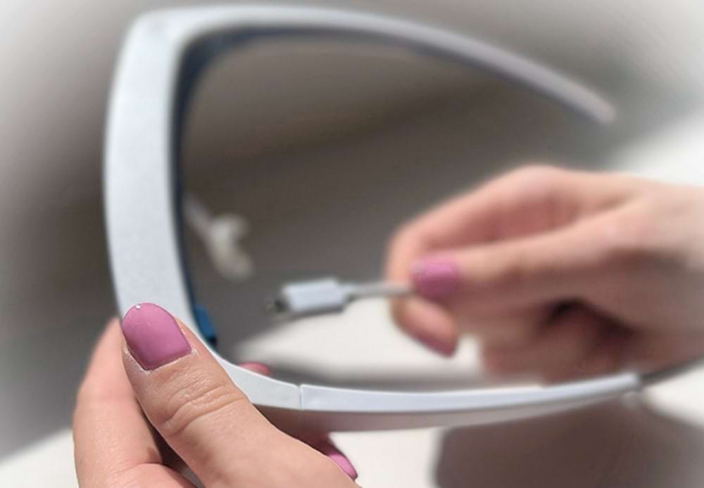 luminette-glasses-charging